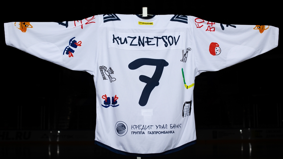 Игровой свитер Максима Кузнецова с Доброматча в Уфе. Белый комплект