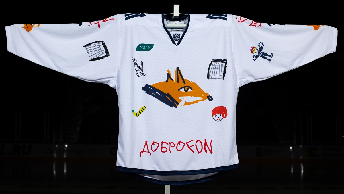 Игровой свитер Максима Кузнецова с Доброматча в Уфе. Белый комплект