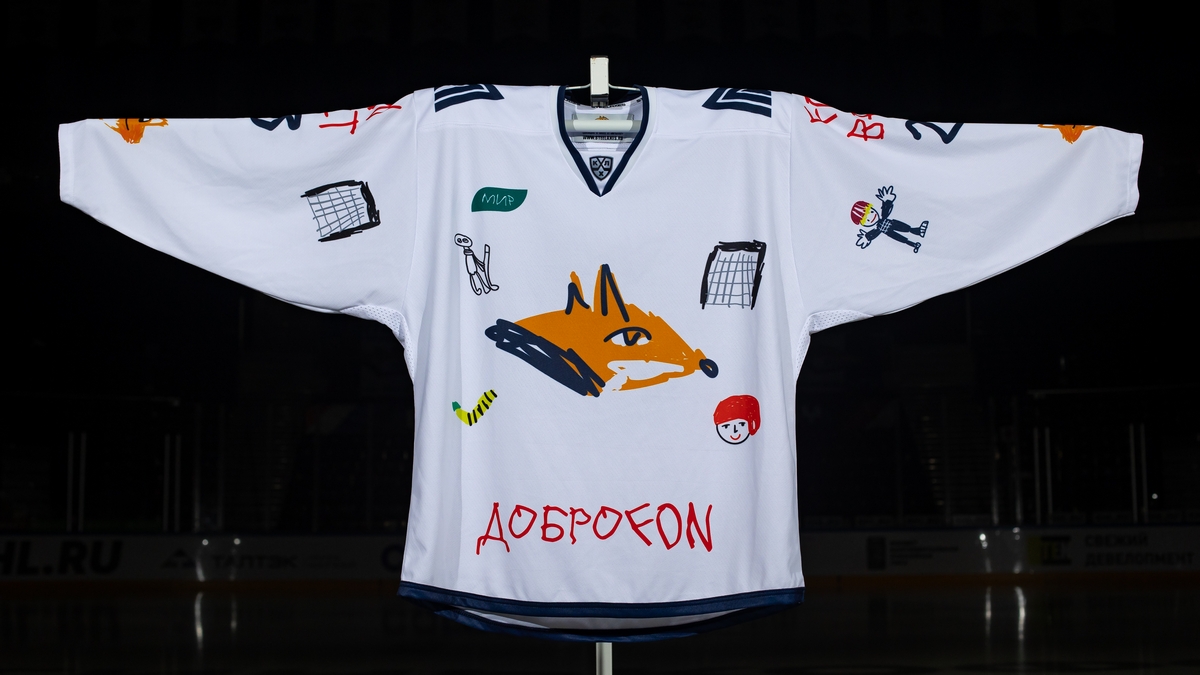 Игровой свитер Максима Мухаметова с Доброматча в Уфе. Белый комплект