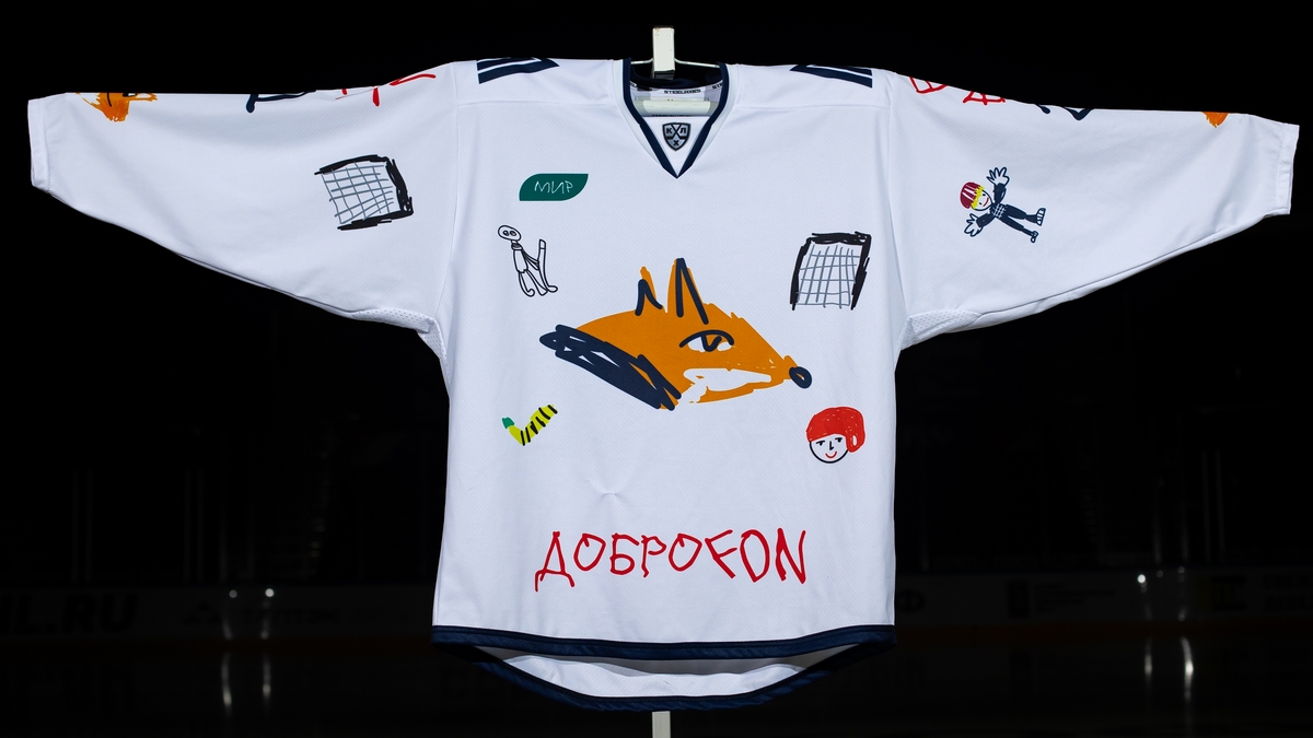 Игровой свитер Семёна Кошелева с Доброматча в Уфе. Белый комплект