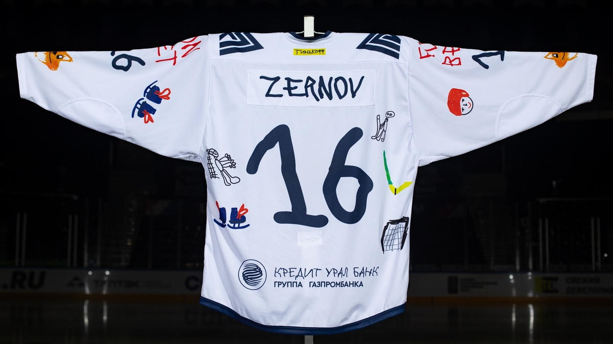 Игровой свитер Дениса Зернова с Доброматча в Уфе. Белый комплект