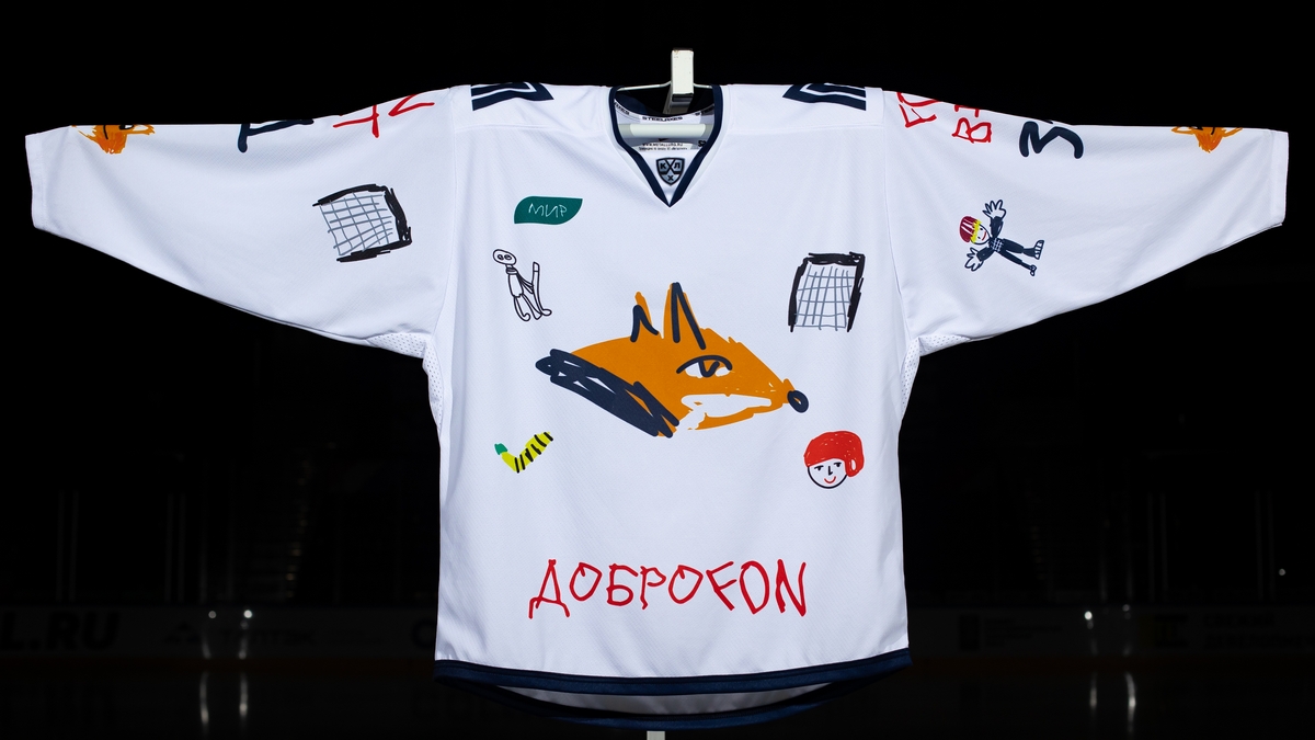 Игровой свитер Александра Петунина с Доброматча в Уфе. Белый комплект