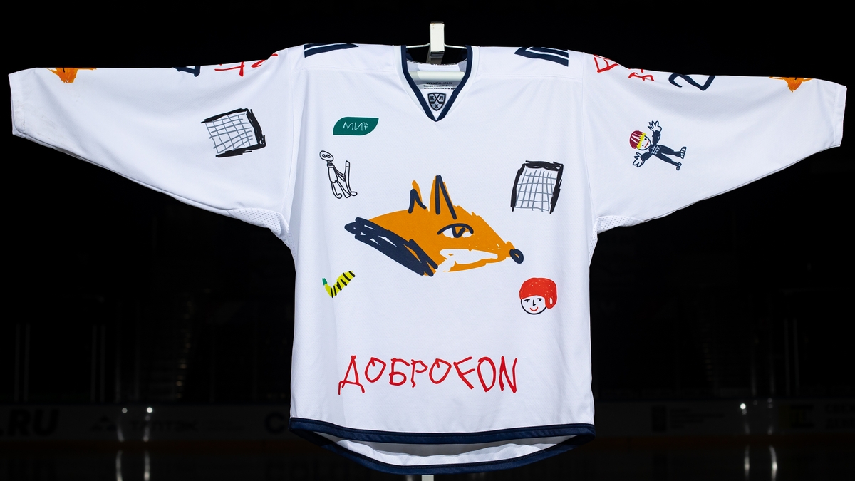 Игровой свитер Данила Гололобова с Доброматча в Уфе. Белый комплект