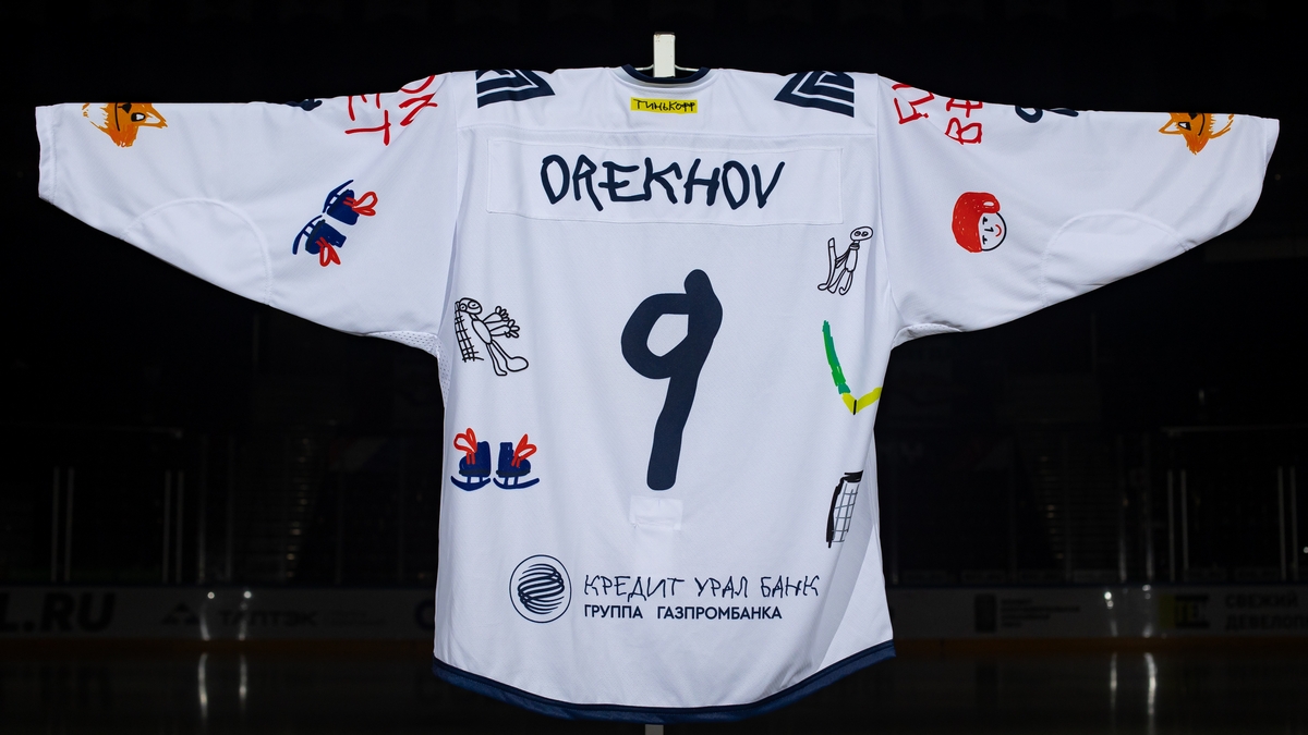 Игровой свитер Валерия Орехова с Доброматча в Уфе. Белый комплект