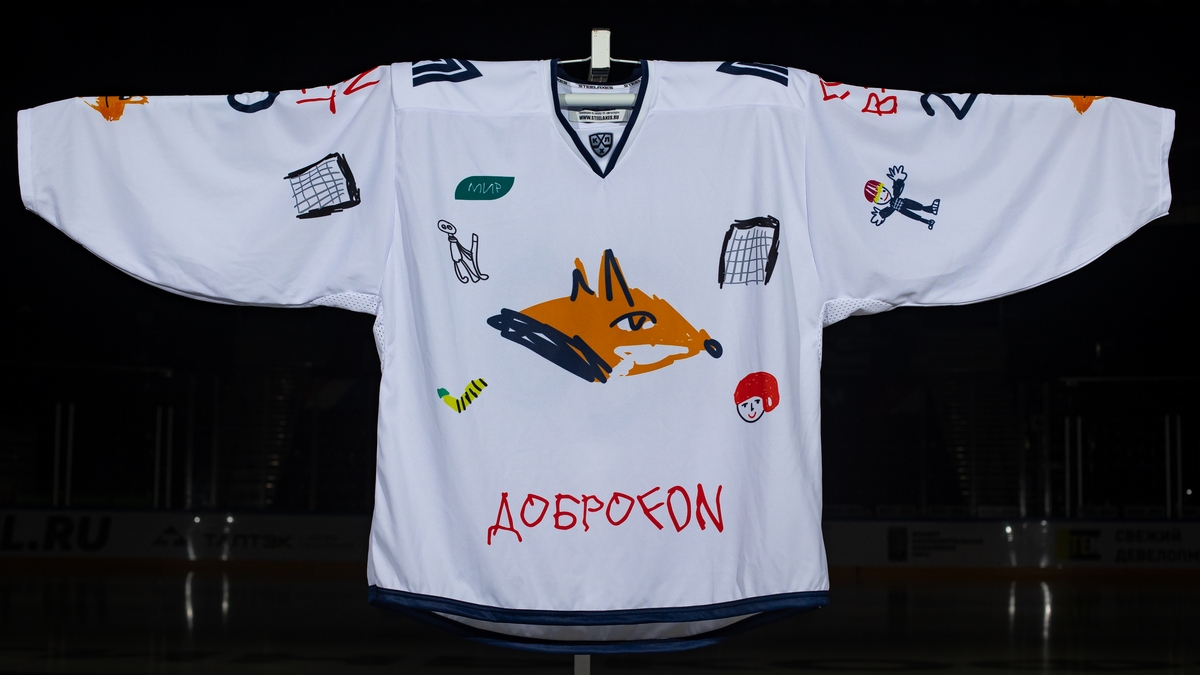 Игровой свитер Александра Смолина с Доброматча в Уфе. Белый комплект